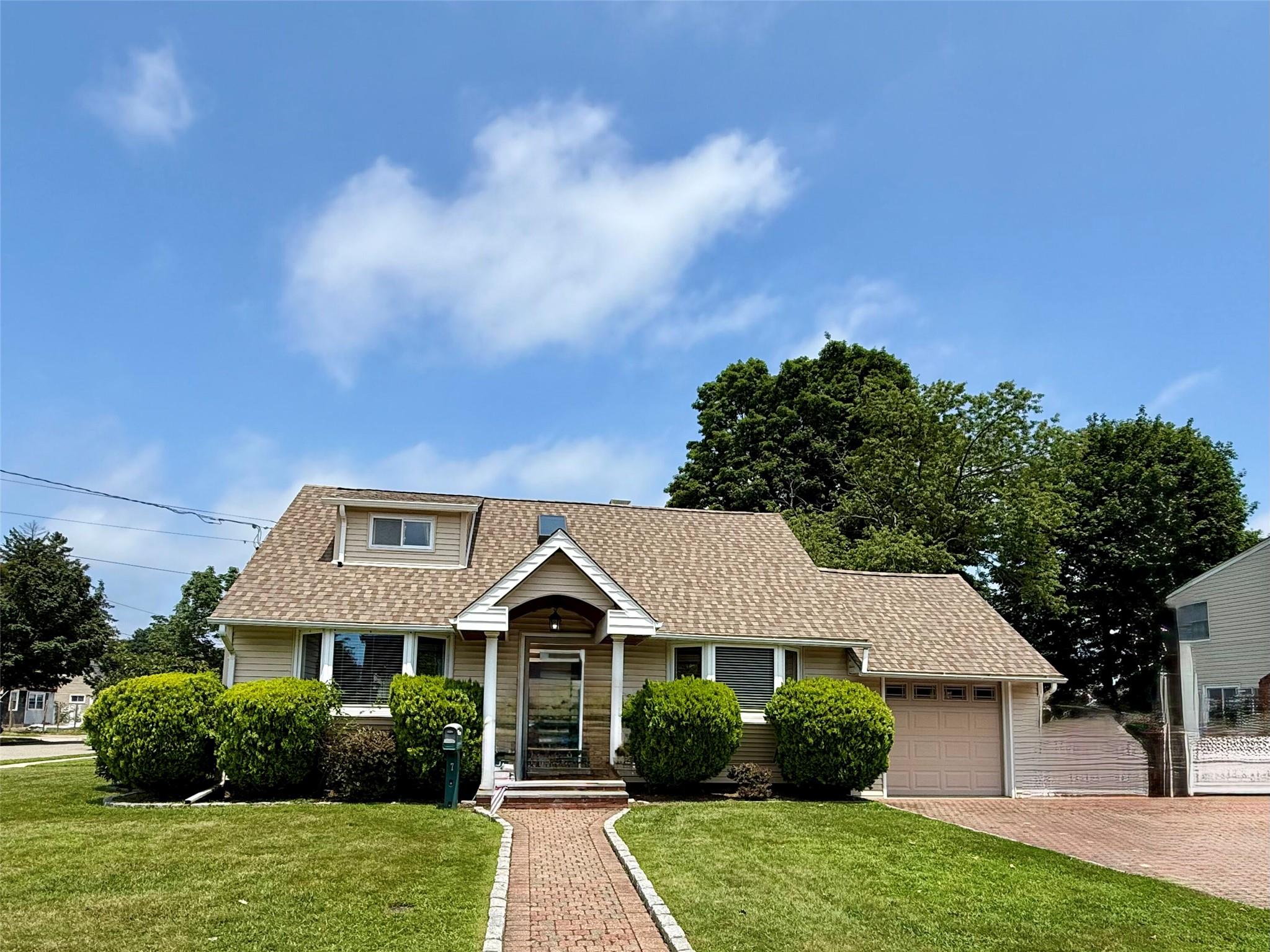 7 Ronald Avenue, Hicksville, NY 11801