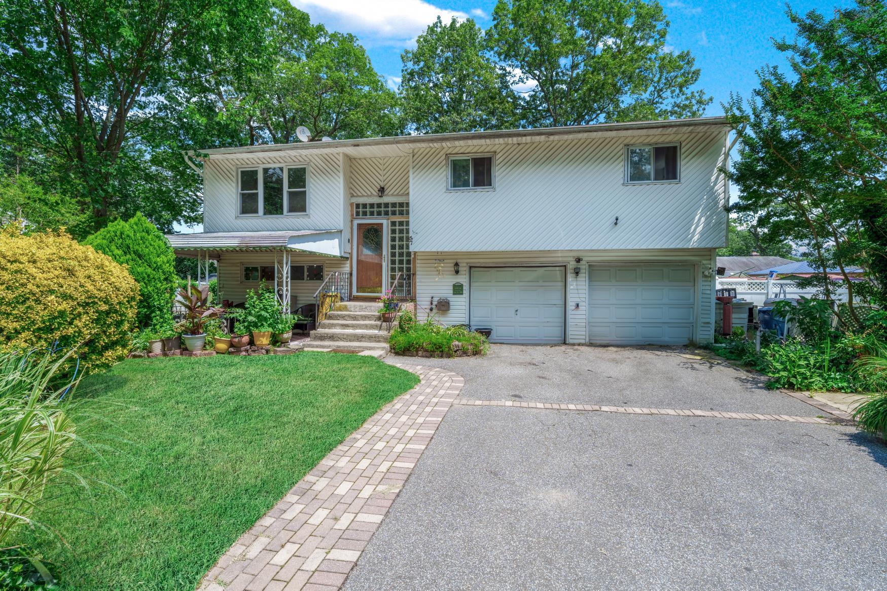 57 Rockland Avenue, West Babylon, NY 11704