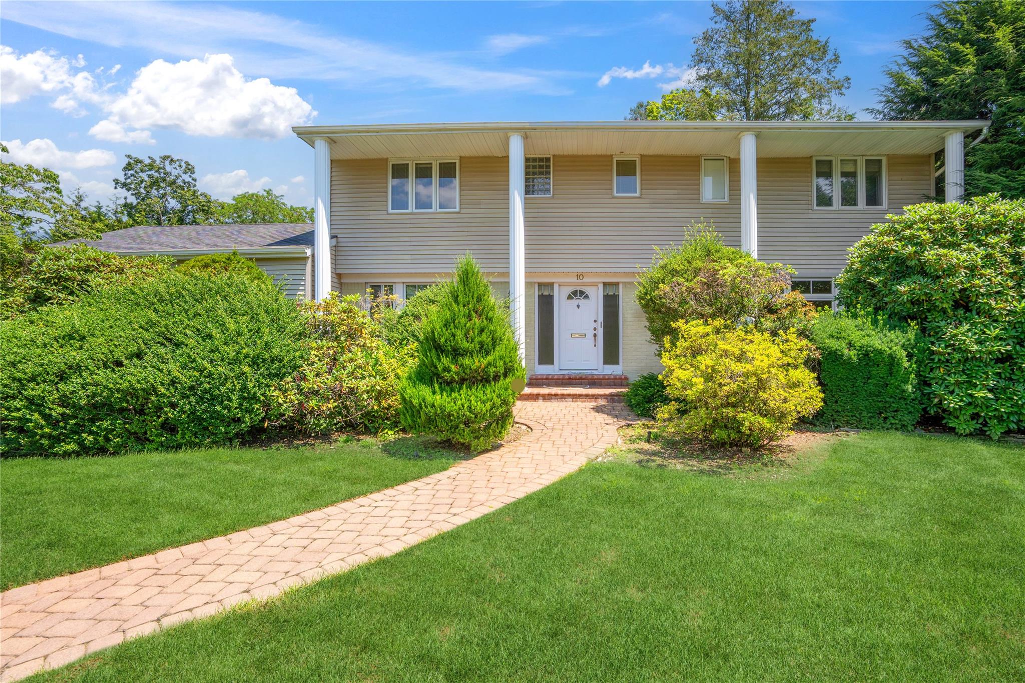 10 Flamingo Road, East Hills, NY 11576