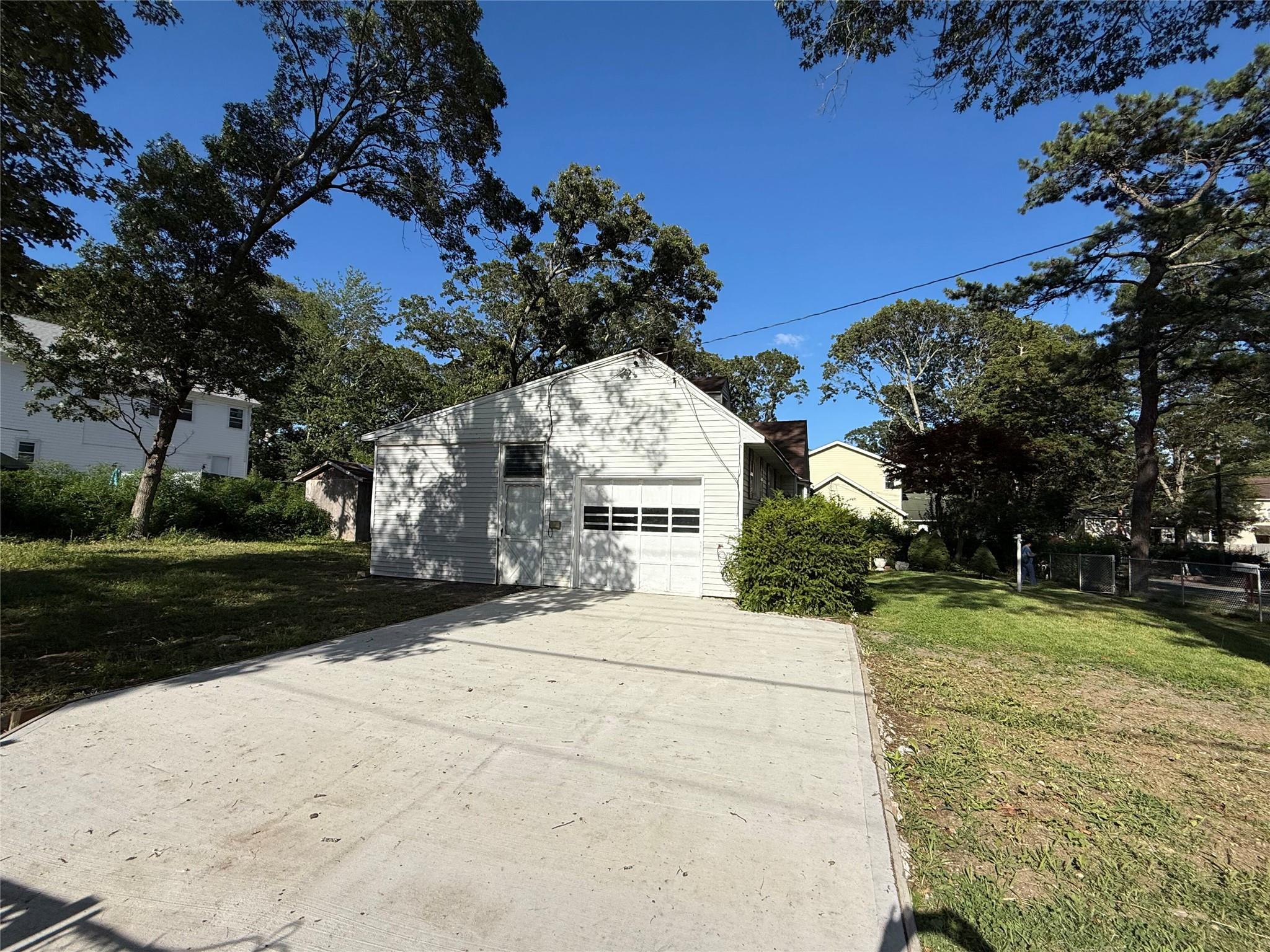 83 Smith Lane, Medford, NY 11763