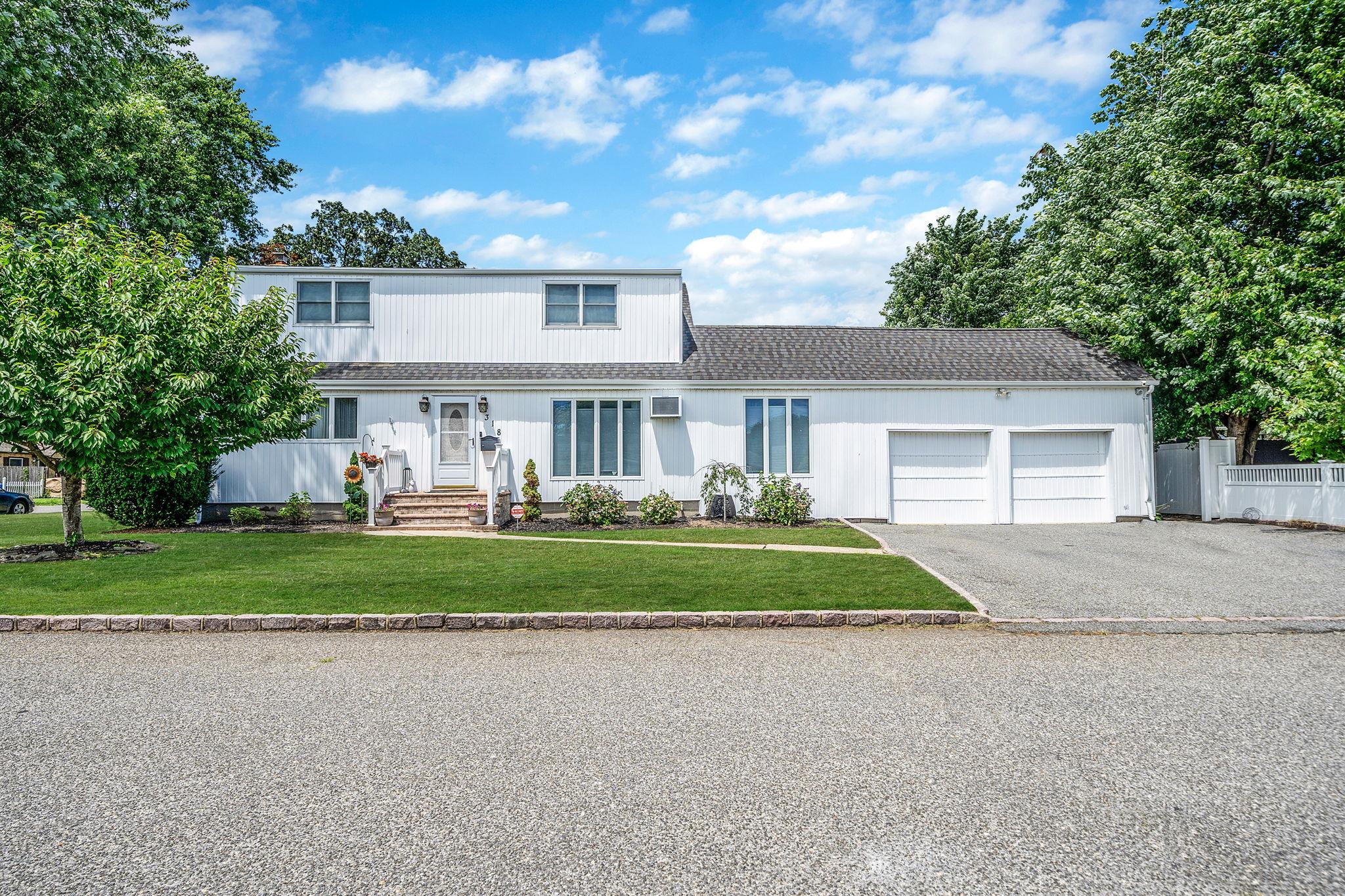 318 2nd Avenue, Lindenhurst, NY 11757