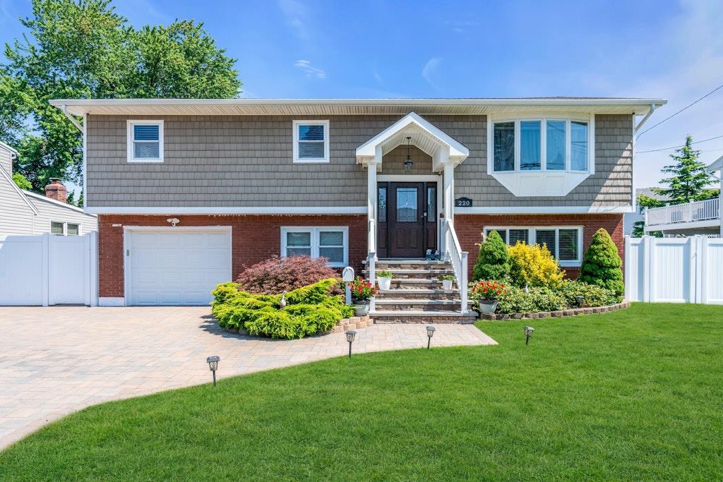 220 33rd Street, Lindenhurst, NY 11757
