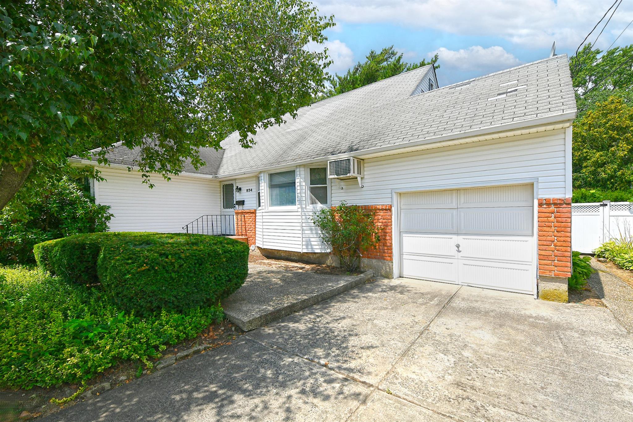 834 Orbit Lane, Uniondale, NY 11553