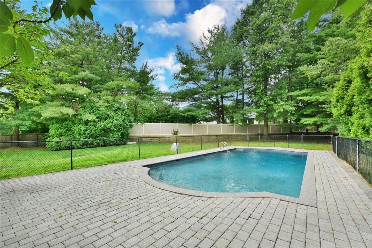 60 Willis Lane, Syosset, NY 11791