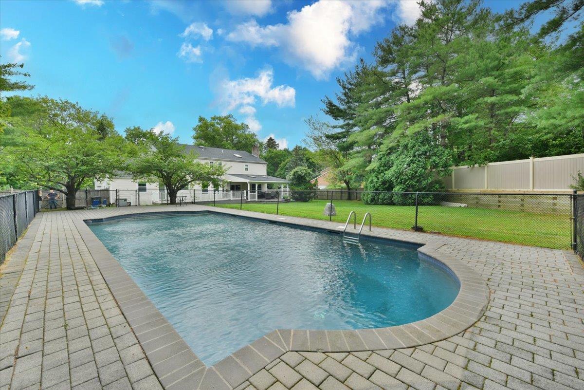 60 Willis Lane, Syosset, NY 11791