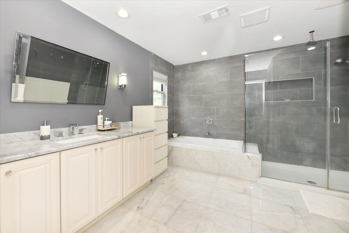 60 Willis Lane, Syosset, NY 11791