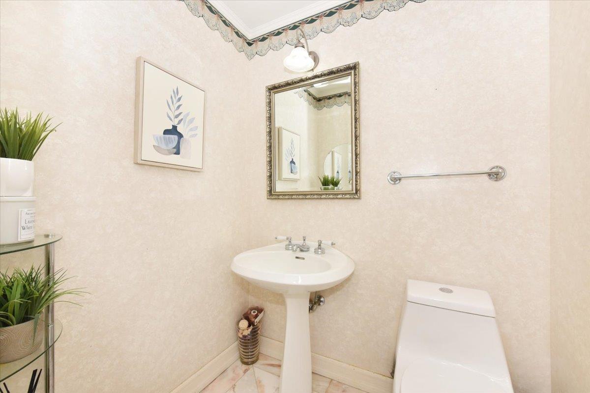 60 Willis Lane, Syosset, NY 11791