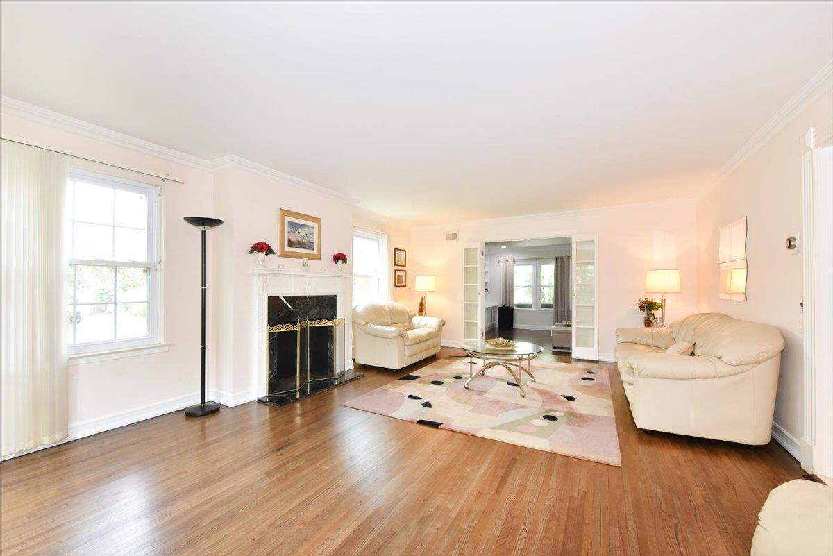 60 Willis Lane, Syosset, NY 11791