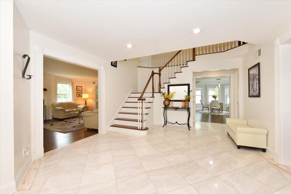 60 Willis Lane, Syosset, NY 11791