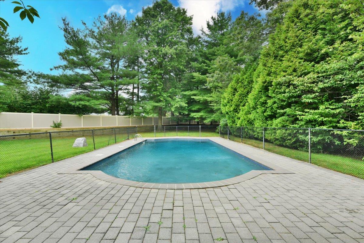 60 Willis Lane, Syosset, NY 11791