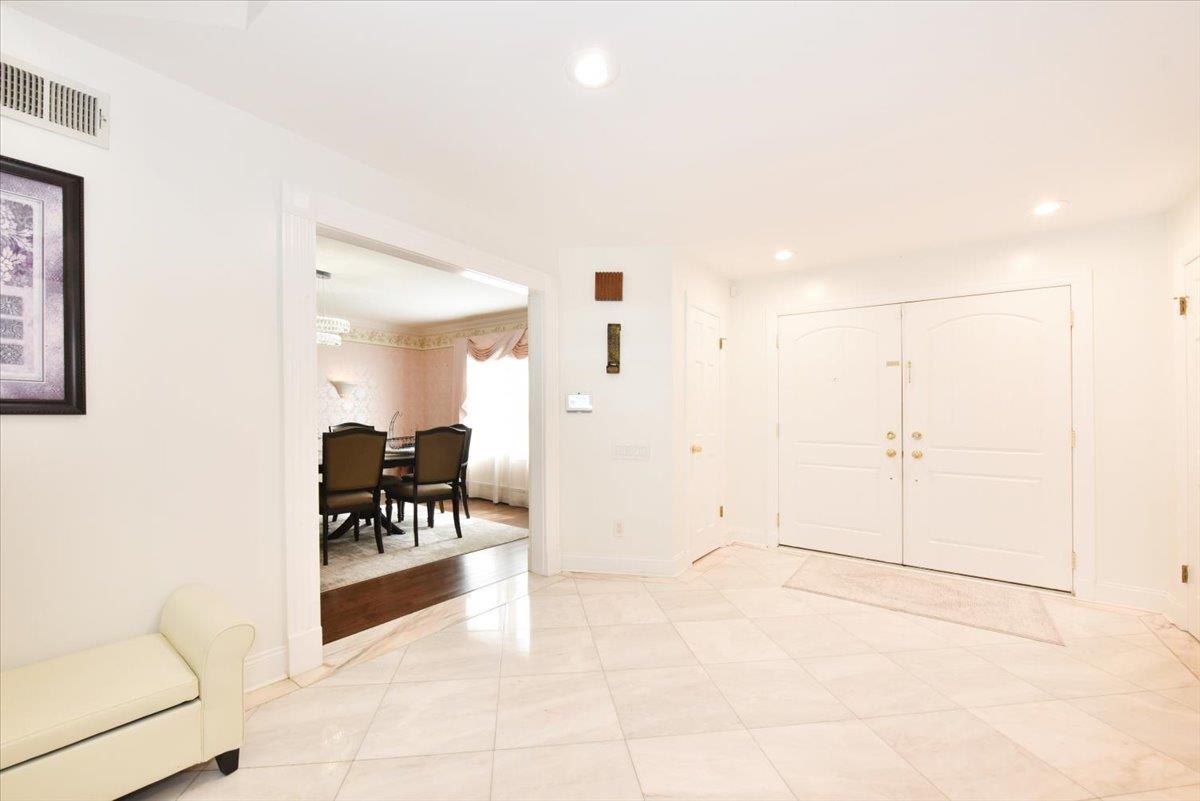 60 Willis Lane, Syosset, NY 11791