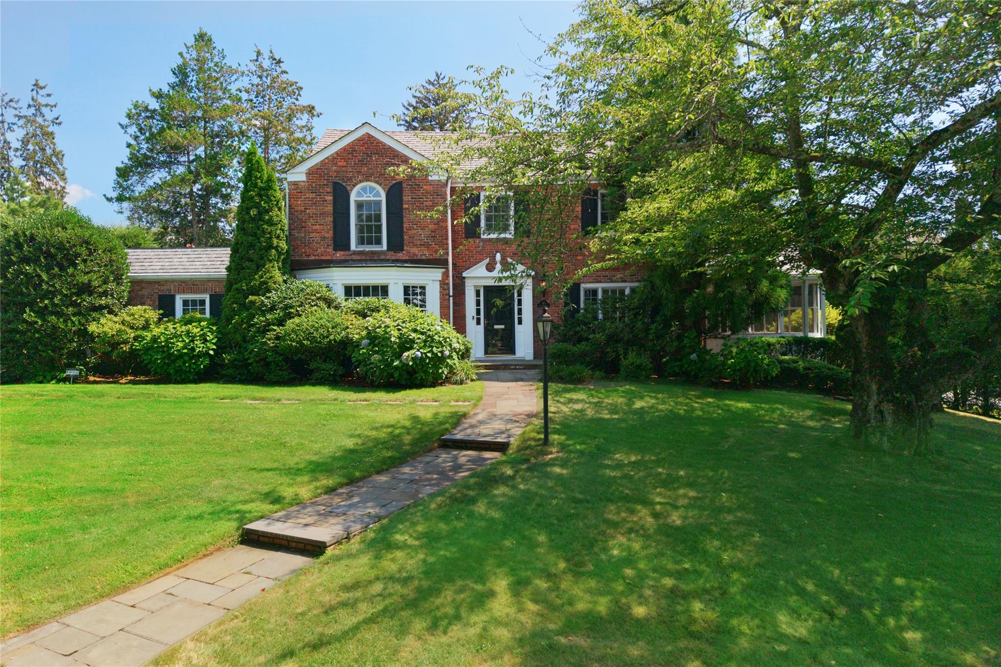 68 Payne Whitney Lane, Manhasset, NY 11030