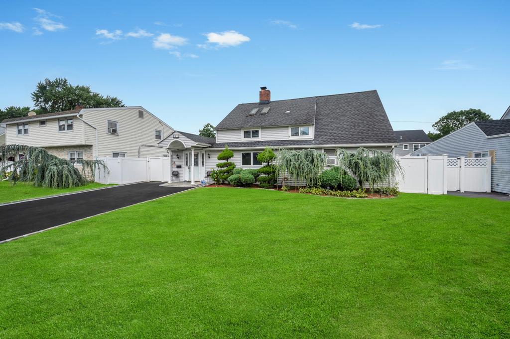 43 W Cabot Lane, Westbury, NY 11590
