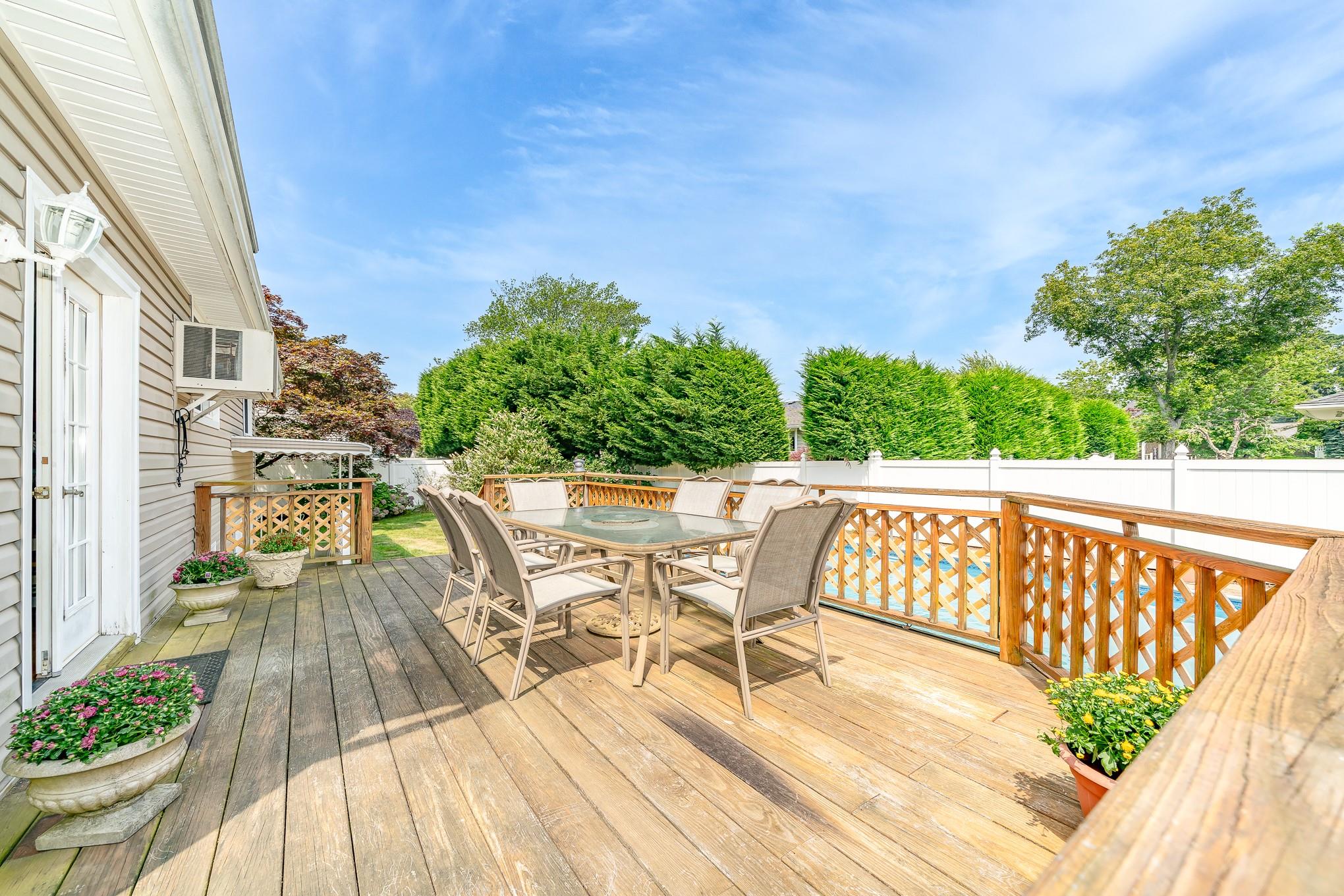 49 Iroquois Street E, Massapequa, NY 11758