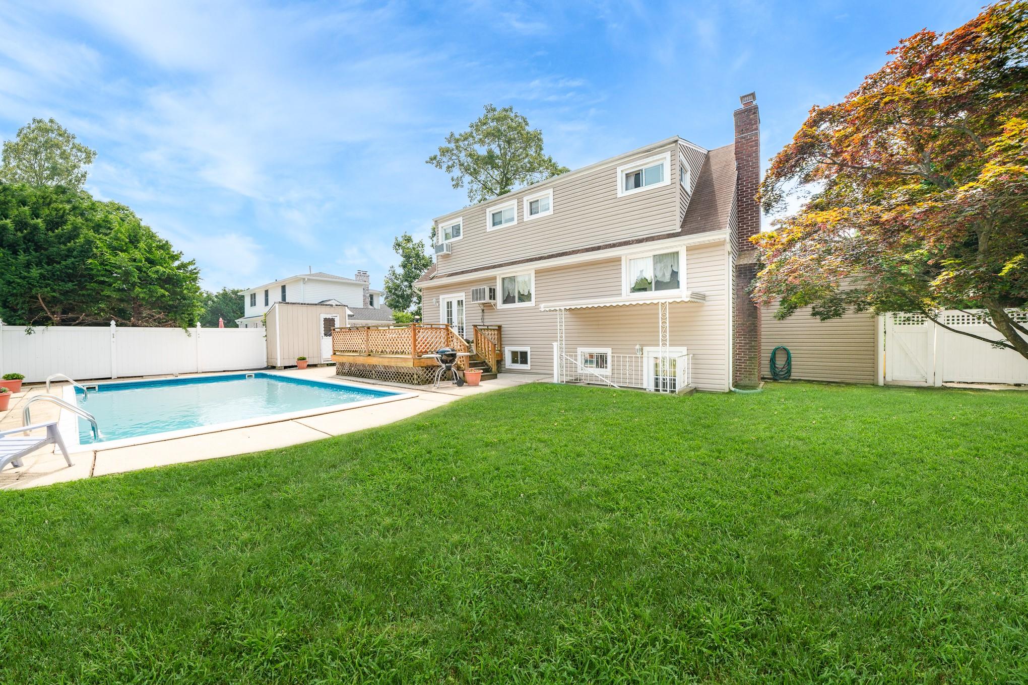 49 Iroquois Street E, Massapequa, NY 11758