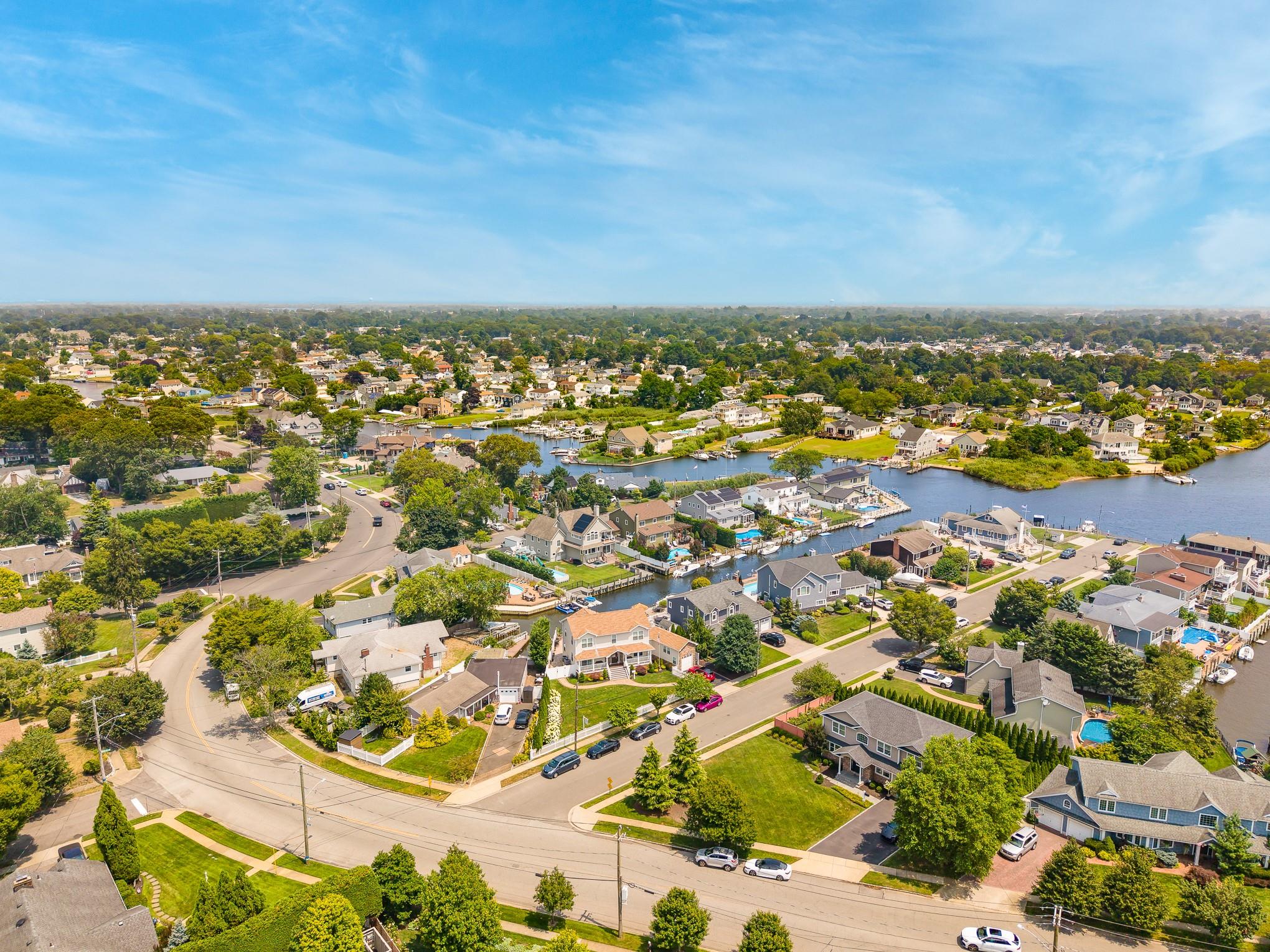 49 Iroquois Street E, Massapequa, NY 11758