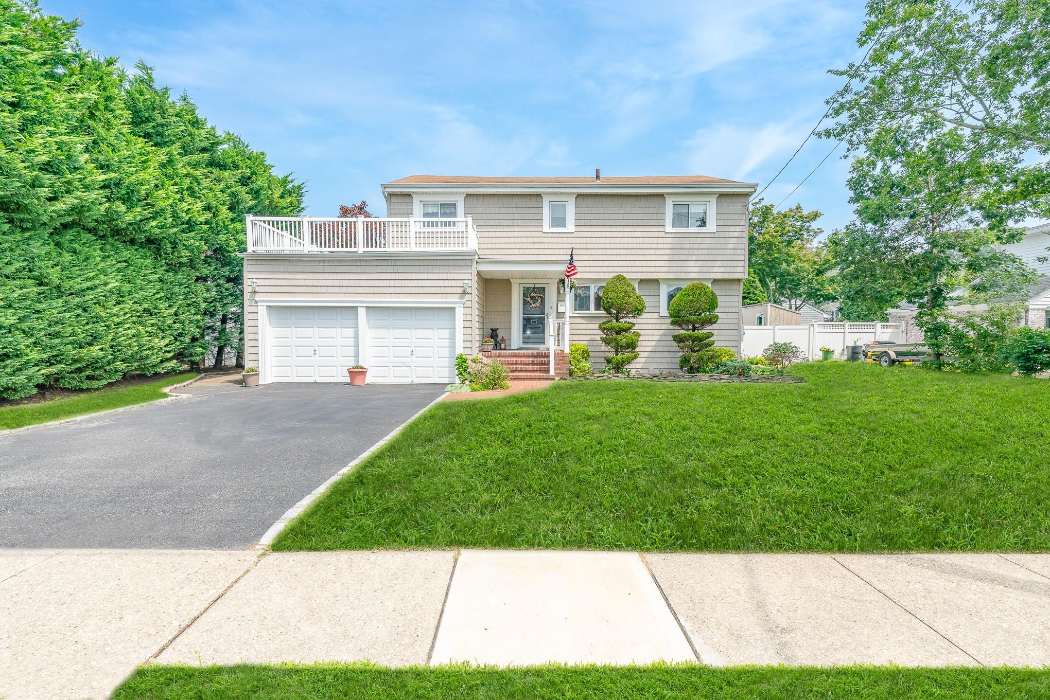 49 Iroquois Street E, Massapequa, NY 11758