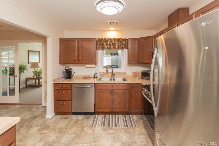 5 Meadowbrook Drive, Kingston, NY 12401