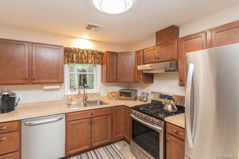 5 Meadowbrook Drive, Kingston, NY 12401