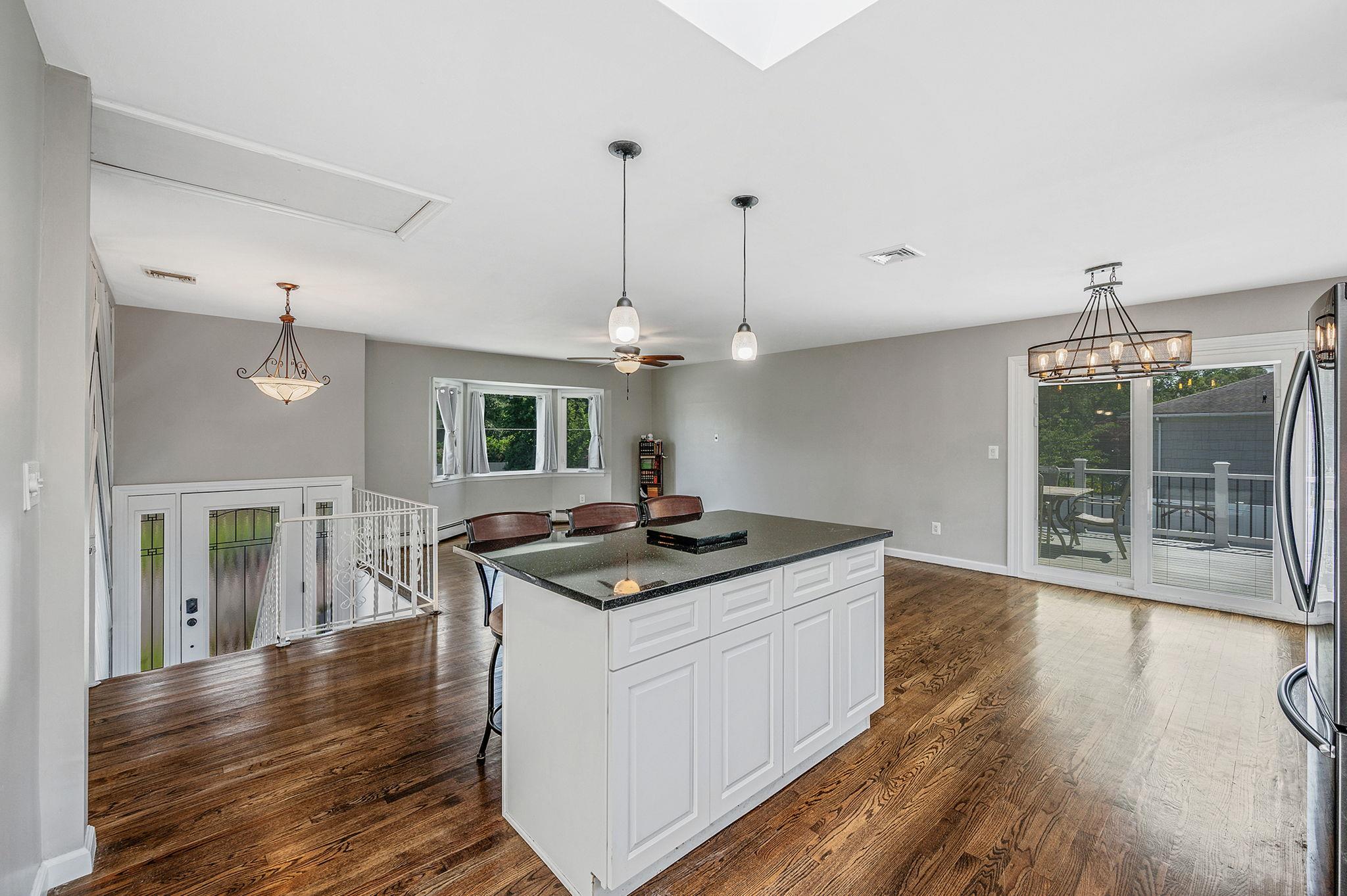 6 Holly Road, Oakdale, NY 11769