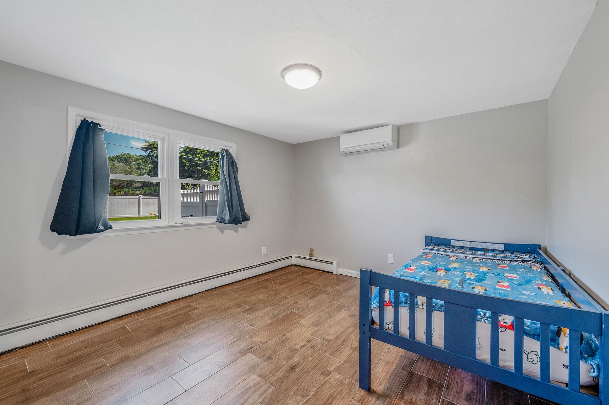 6 Holly Road, Oakdale, NY 11769