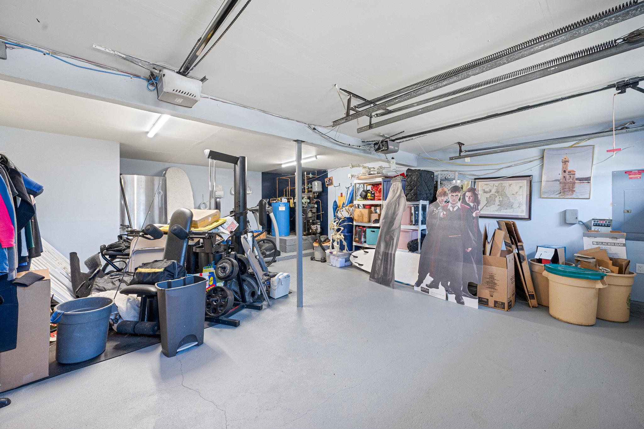 6 Holly Road, Oakdale, NY 11769