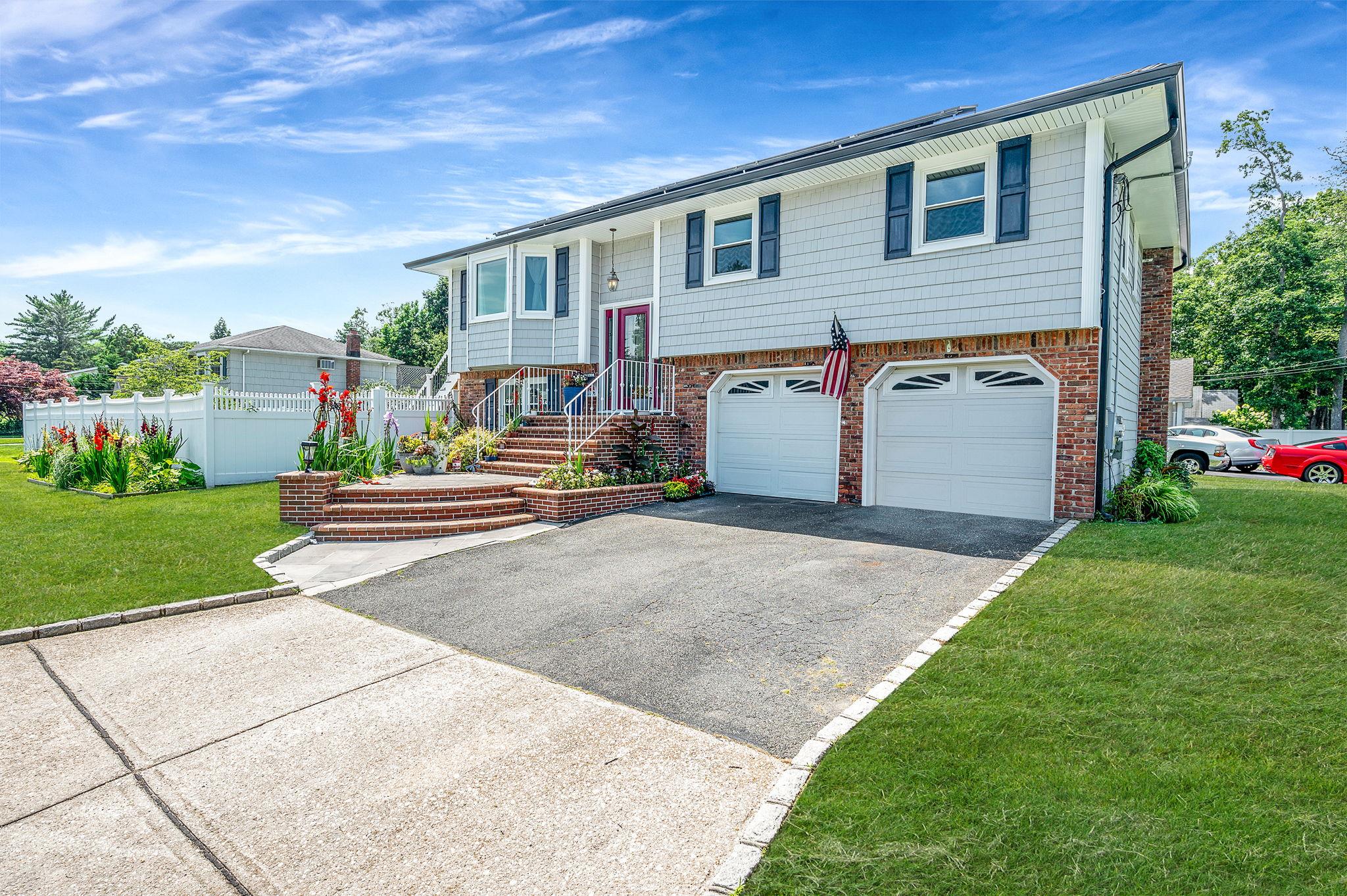 6 Holly Road, Oakdale, NY 11769