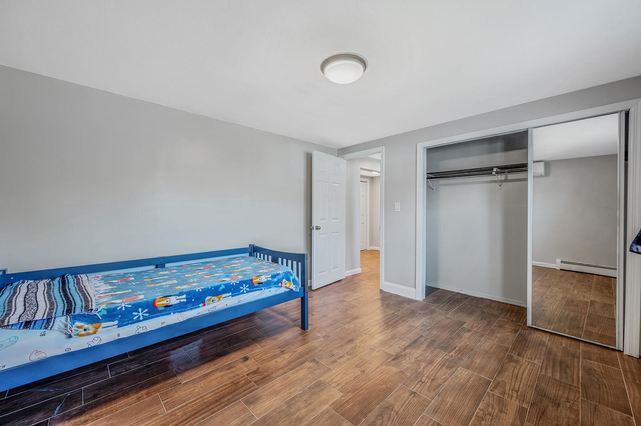 6 Holly Road, Oakdale, NY 11769