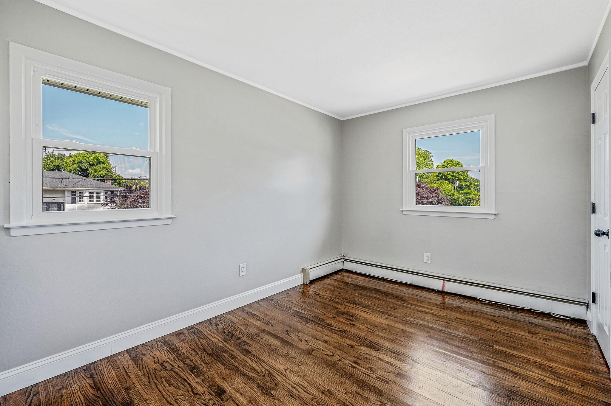 6 Holly Road, Oakdale, NY 11769