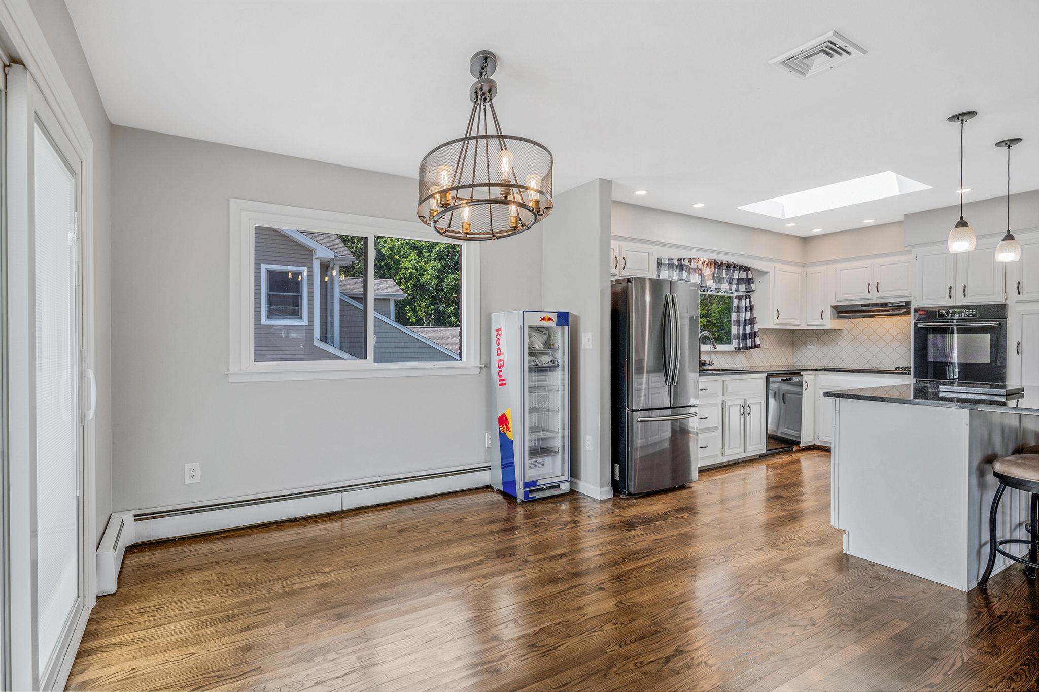 6 Holly Road, Oakdale, NY 11769