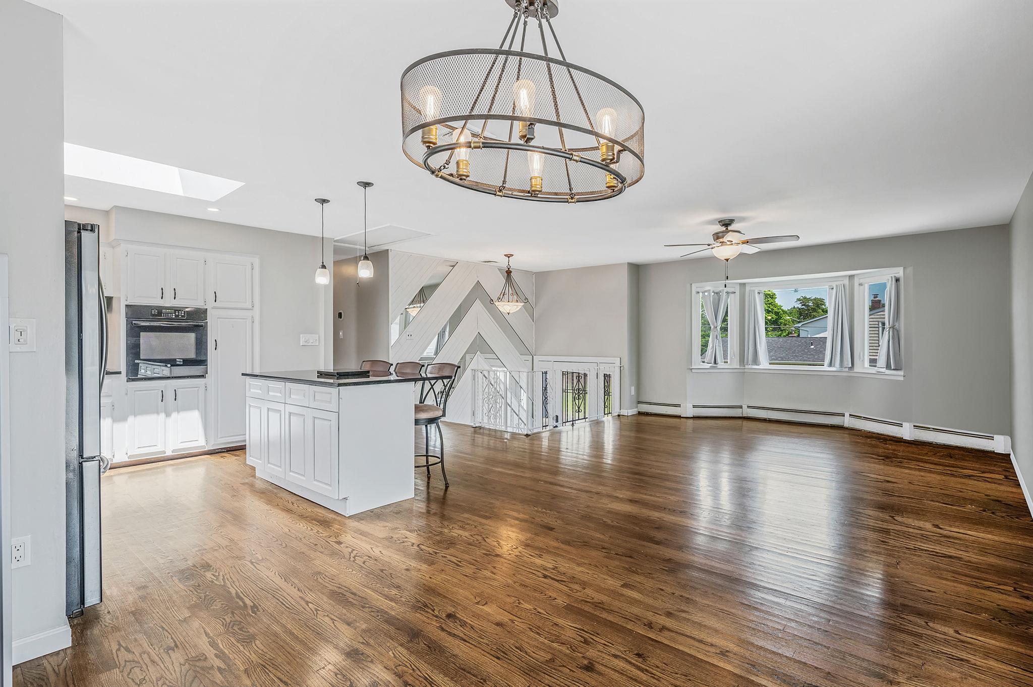 6 Holly Road, Oakdale, NY 11769