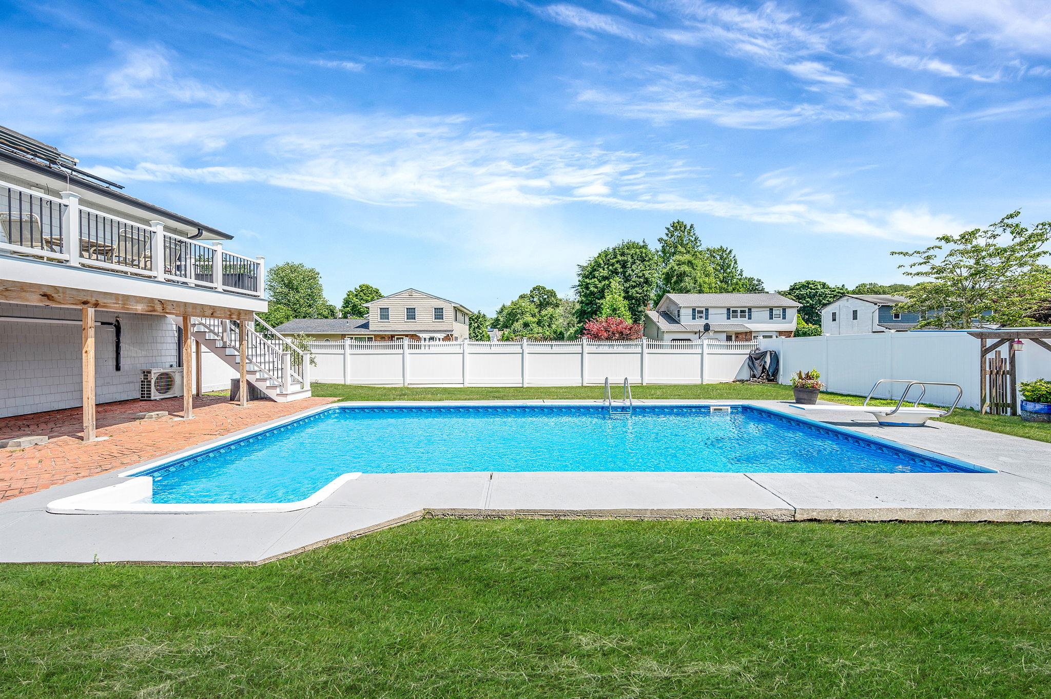 6 Holly Road, Oakdale, NY 11769