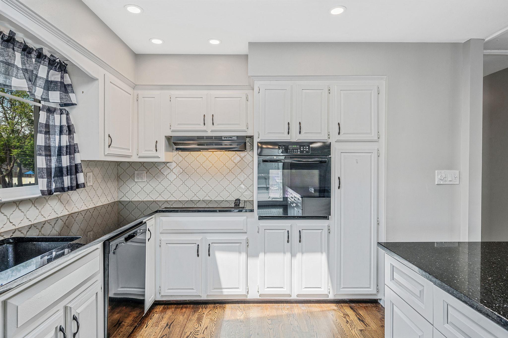 6 Holly Road, Oakdale, NY 11769