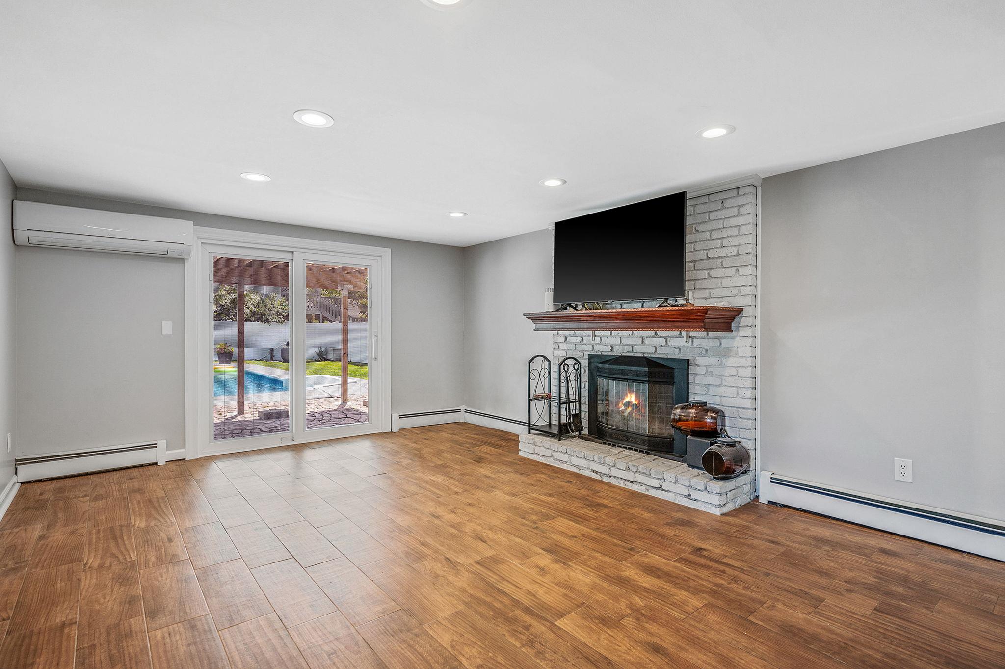 6 Holly Road, Oakdale, NY 11769