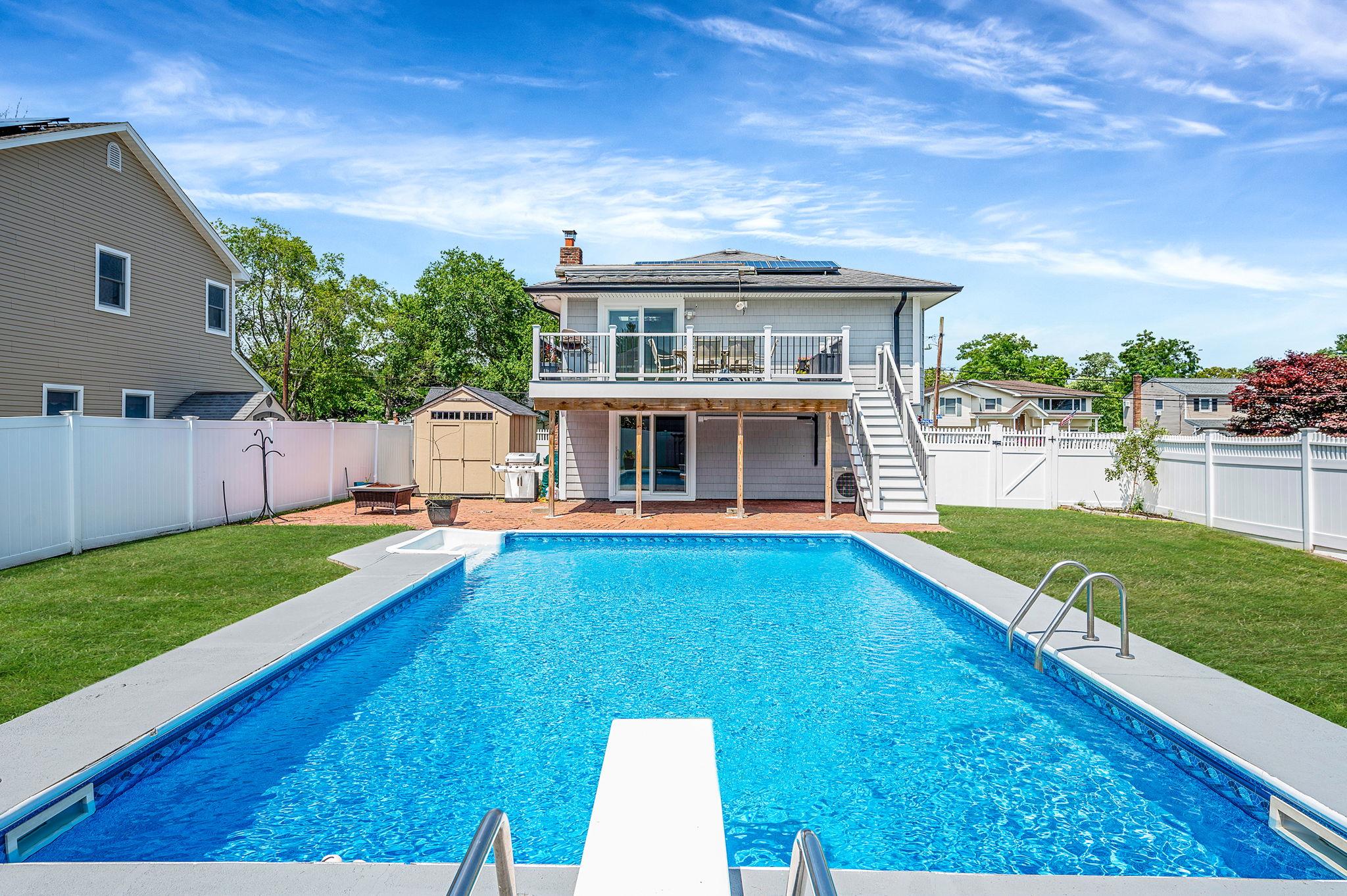 6 Holly Road, Oakdale, NY 11769