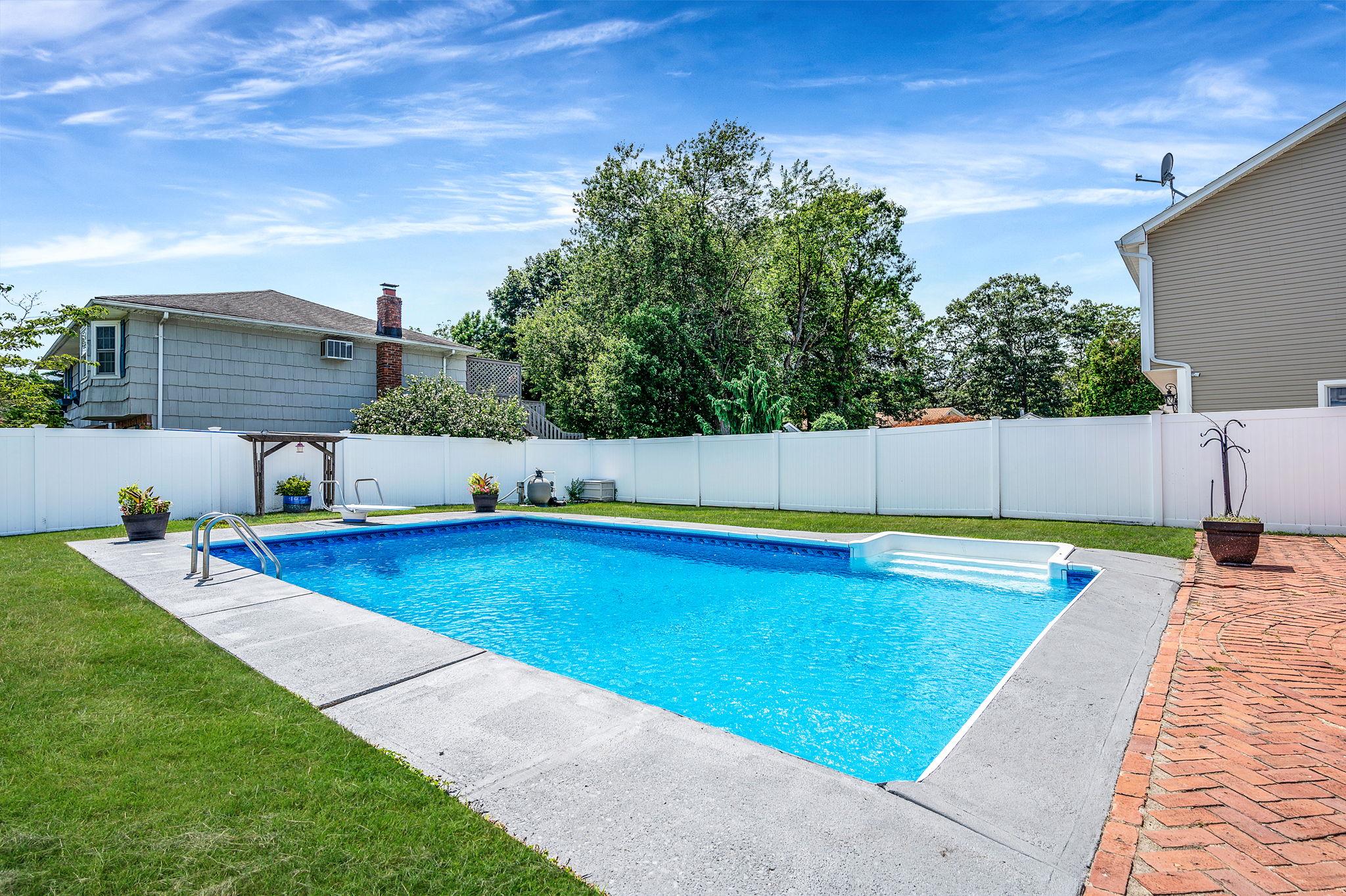 6 Holly Road, Oakdale, NY 11769