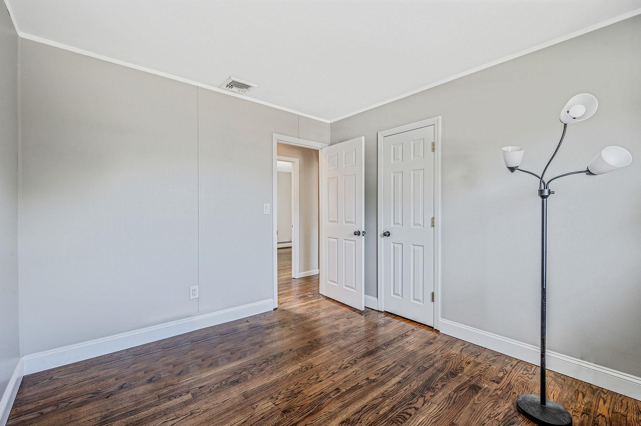 6 Holly Road, Oakdale, NY 11769