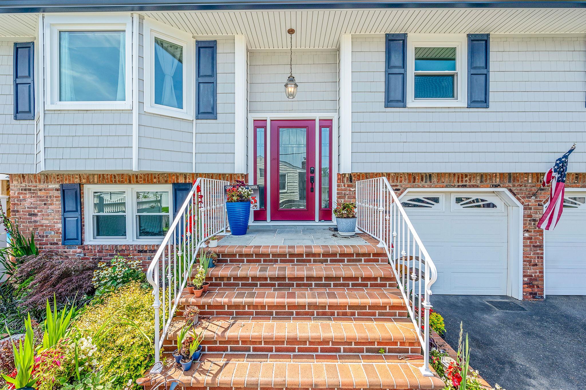 6 Holly Road, Oakdale, NY 11769