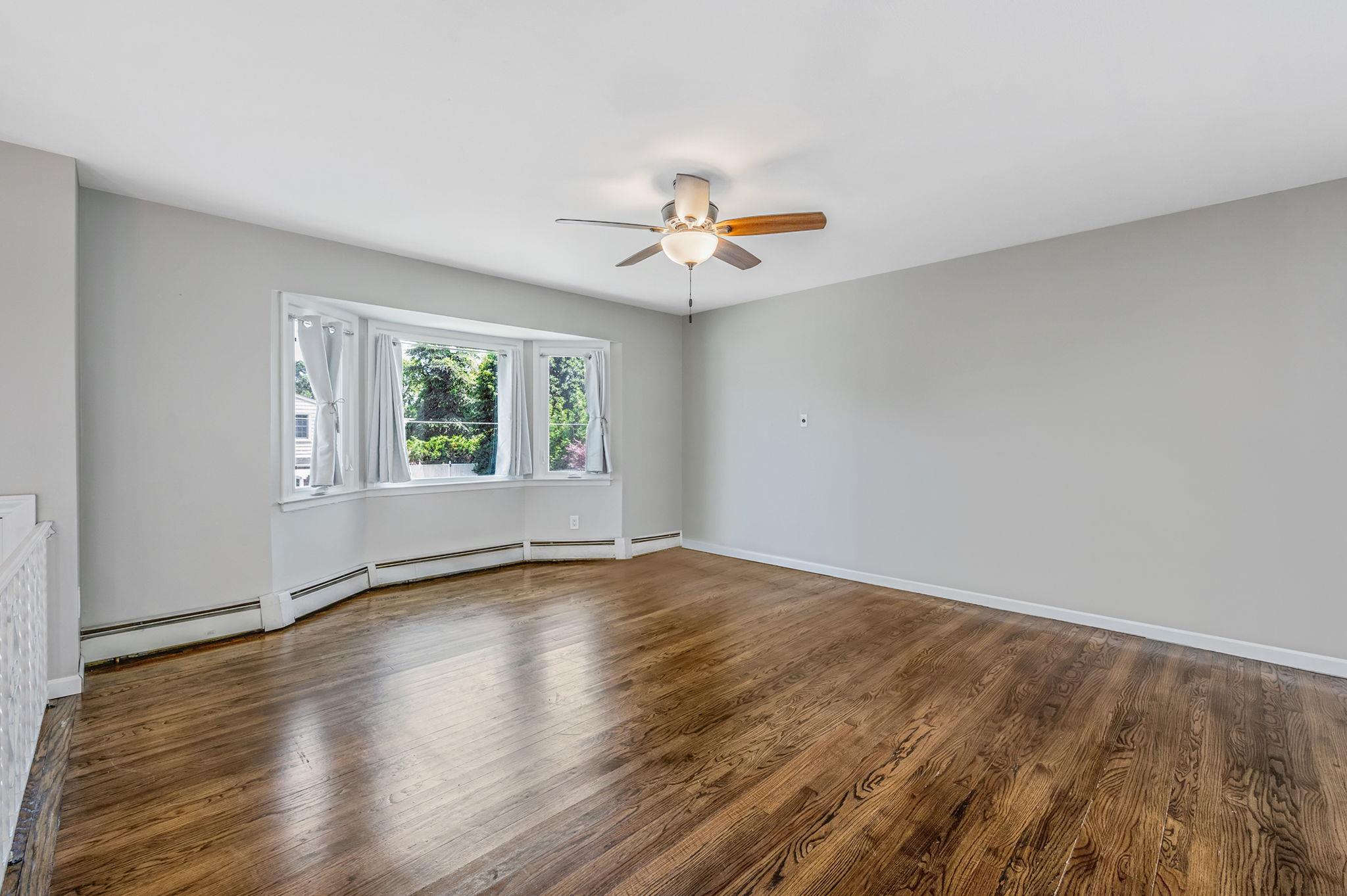 6 Holly Road, Oakdale, NY 11769