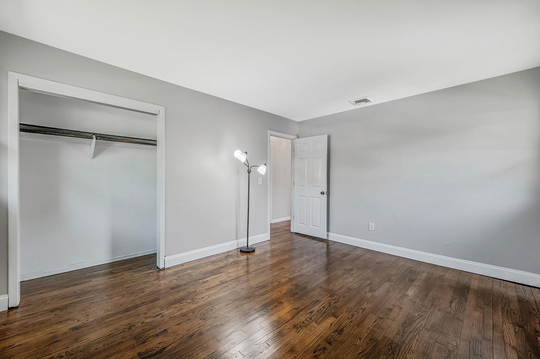 6 Holly Road, Oakdale, NY 11769