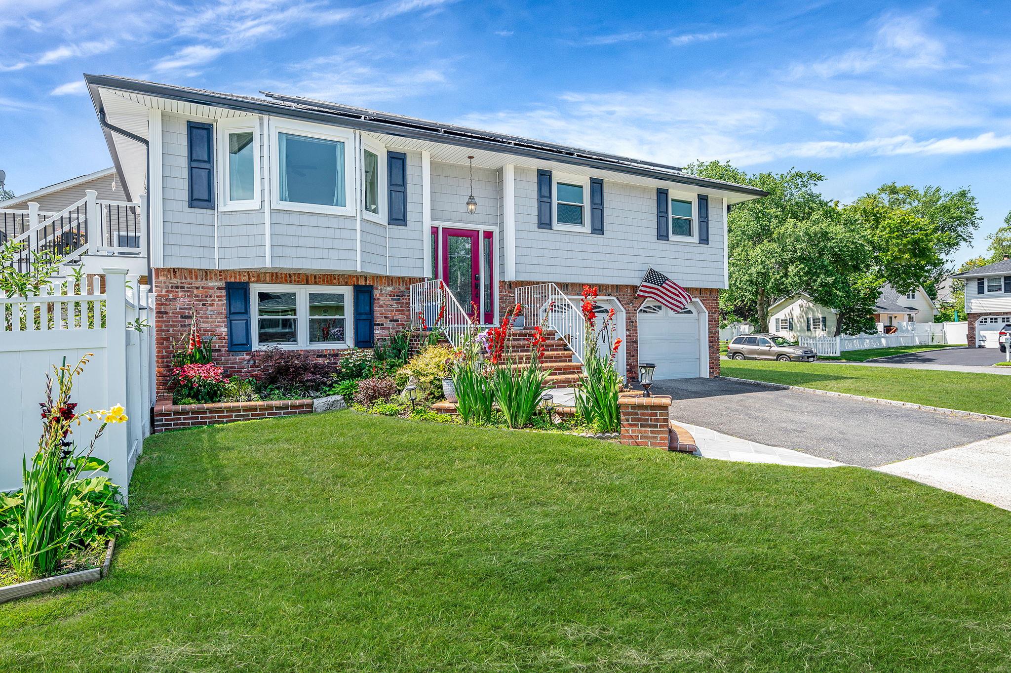 6 Holly Road, Oakdale, NY 11769