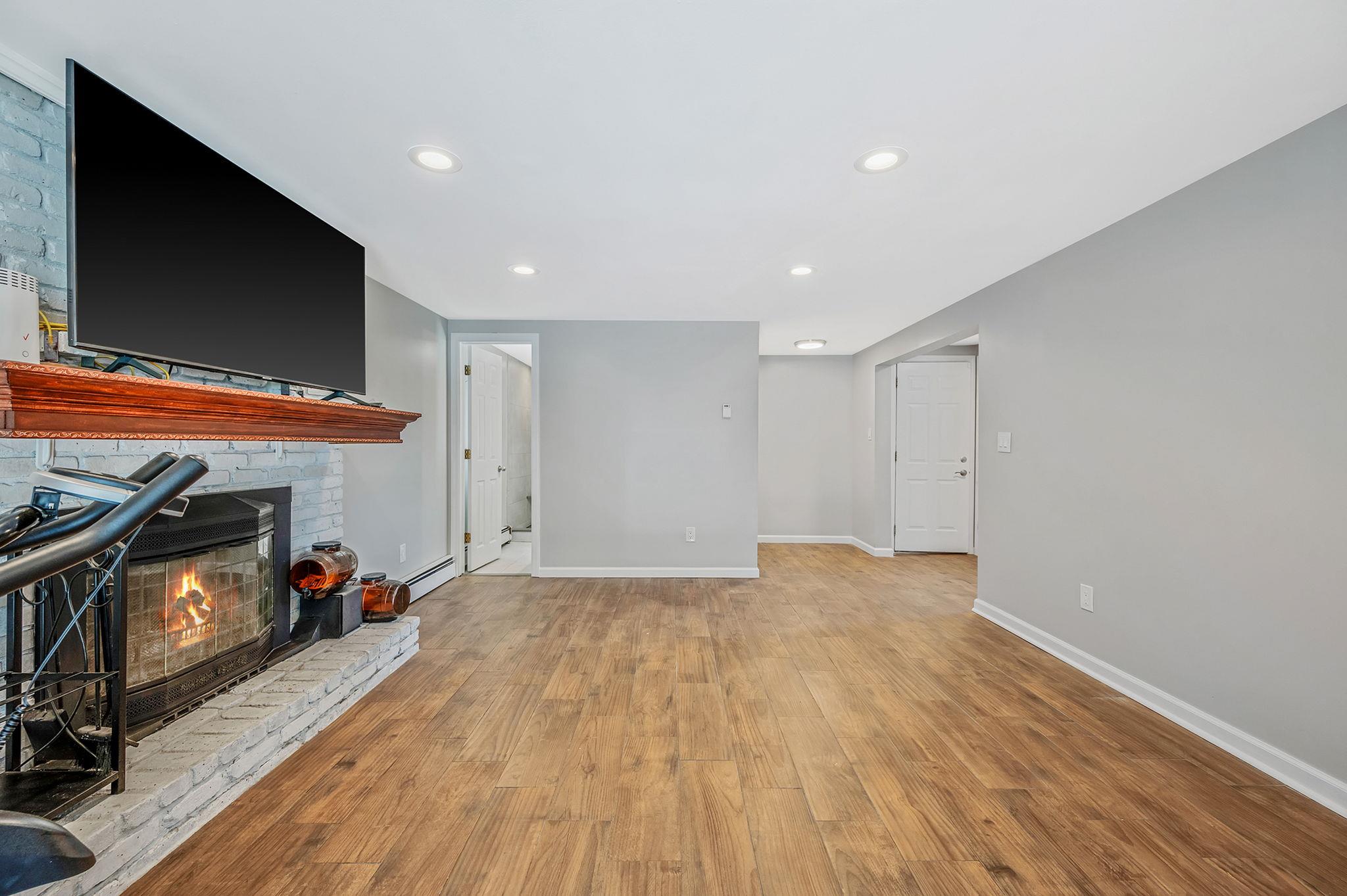 6 Holly Road, Oakdale, NY 11769