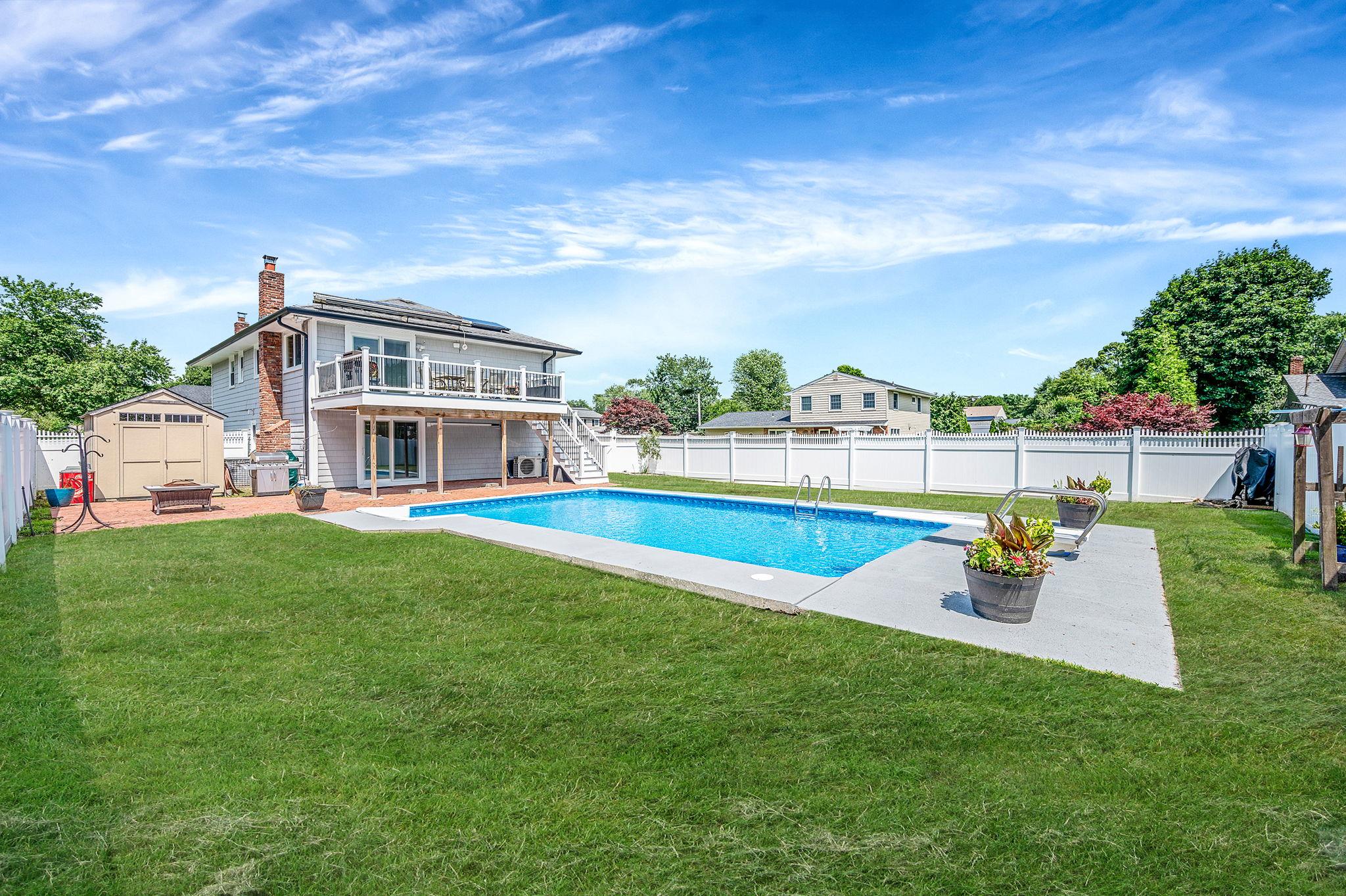 6 Holly Road, Oakdale, NY 11769