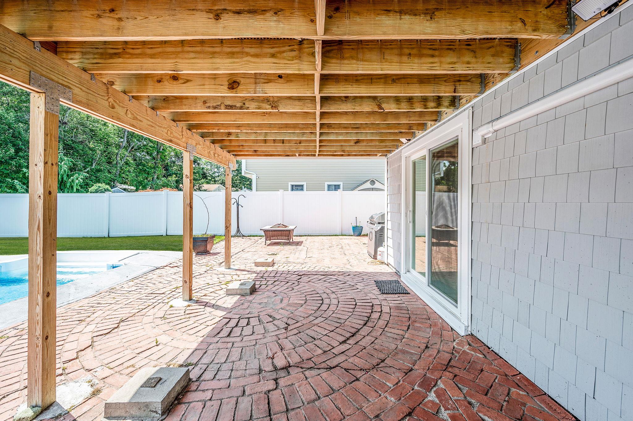 6 Holly Road, Oakdale, NY 11769