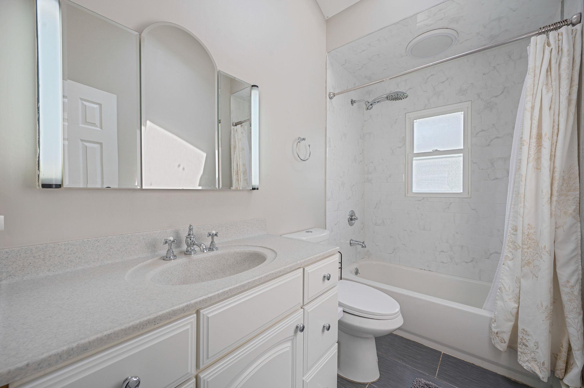 6 Holly Road, Oakdale, NY 11769