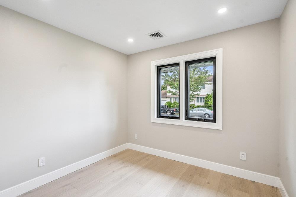 31 Kalda Lane, Plainview, NY 11803