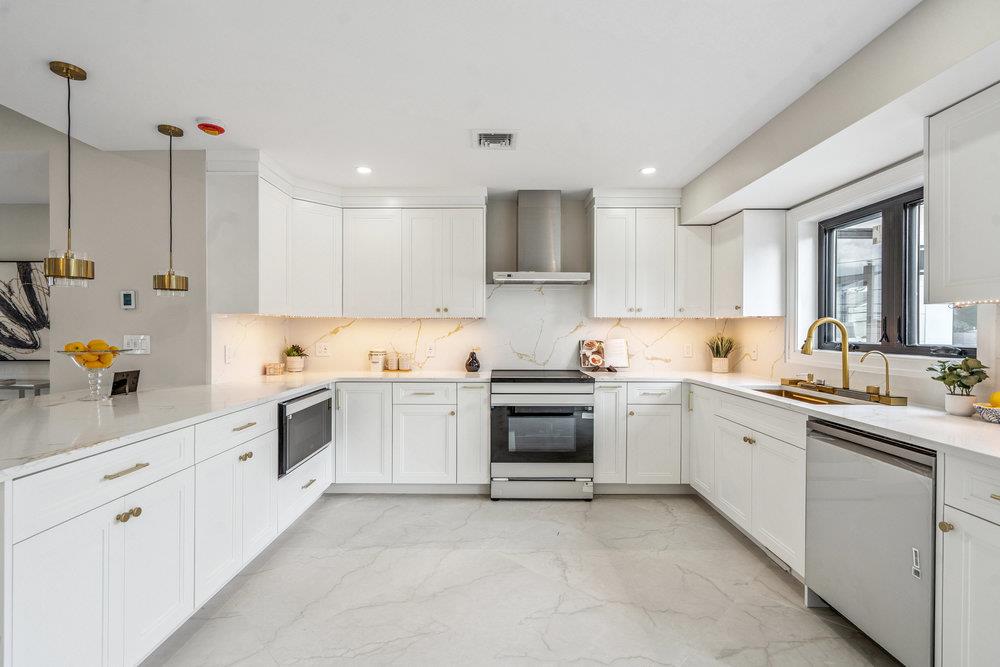 31 Kalda Lane, Plainview, NY 11803