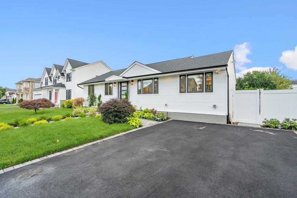 31 Kalda Lane, Plainview, NY 11803
