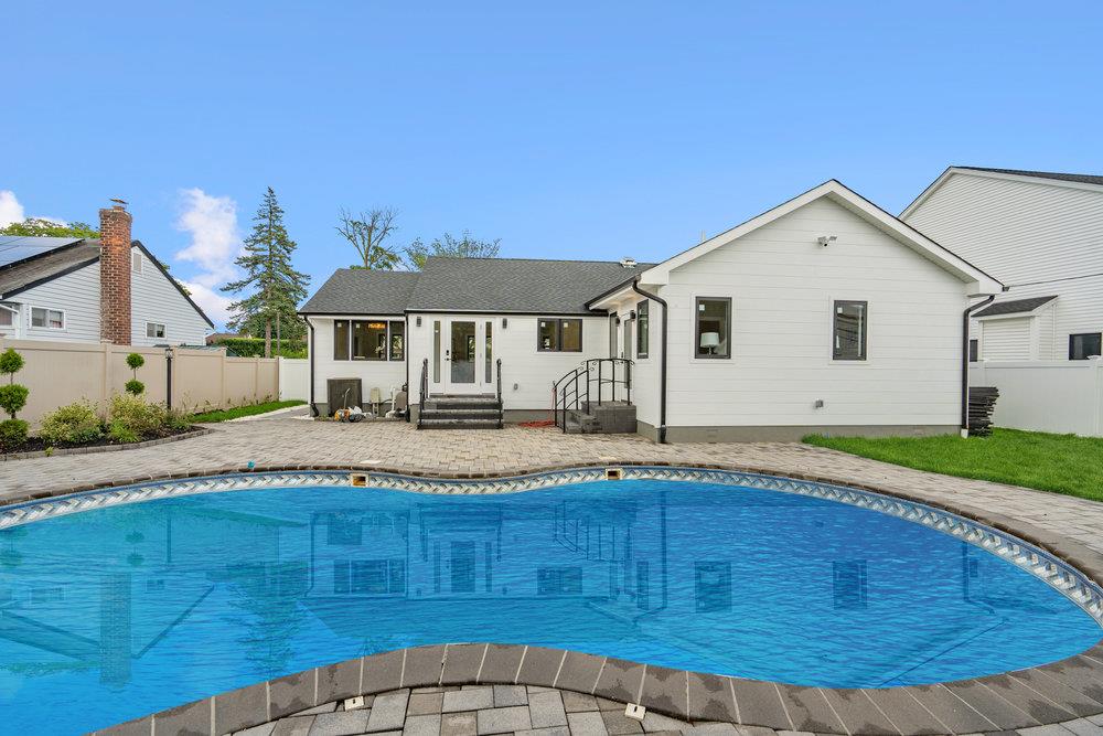 31 Kalda Lane, Plainview, NY 11803