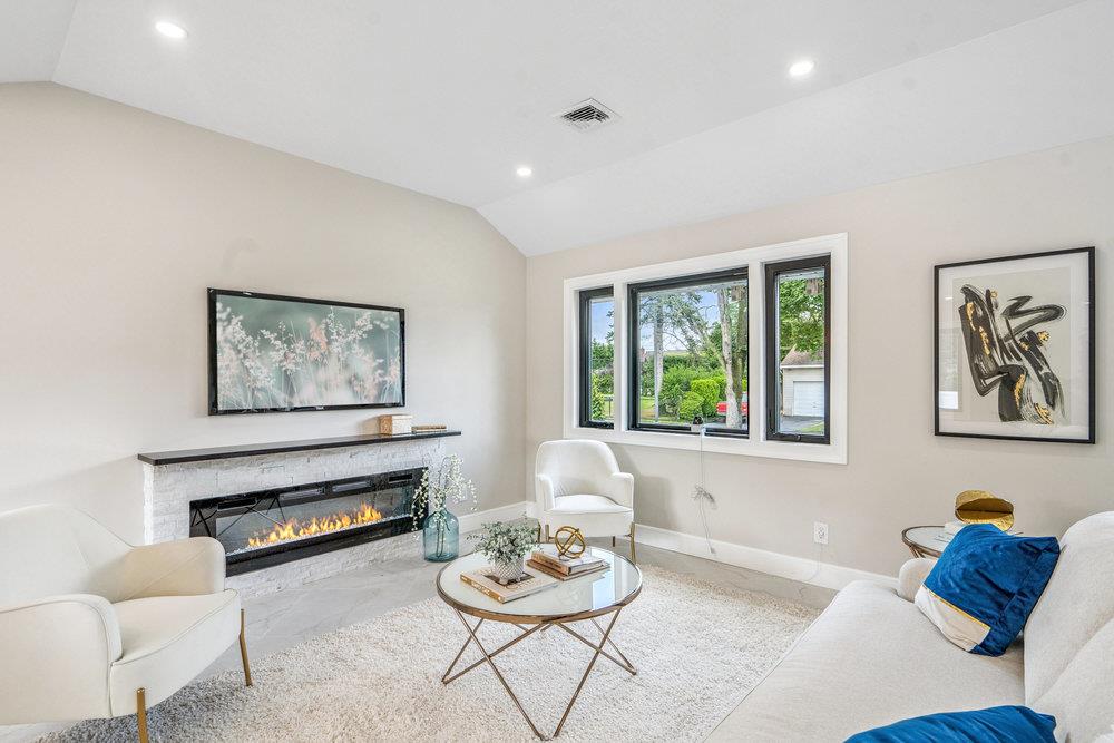 31 Kalda Lane, Plainview, NY 11803